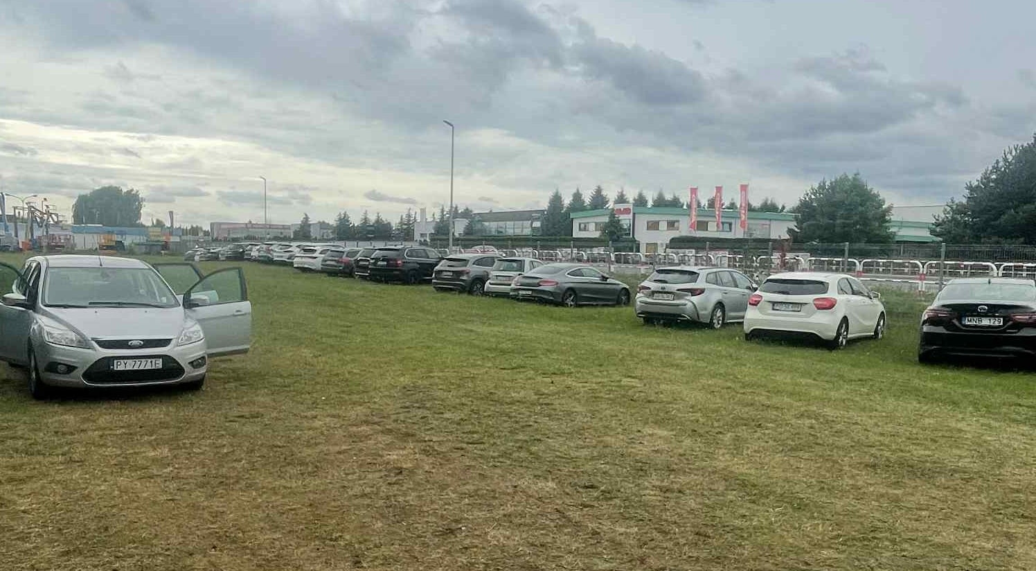 parking przy lotnisku ławica